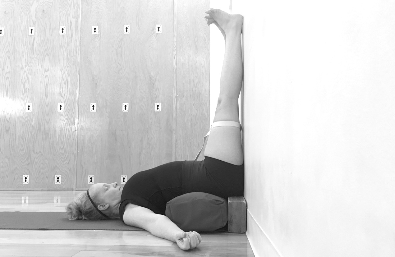 Yoga poses for anxiety - legs up the wall - viparita karani - Argentina  Rosado Yoga